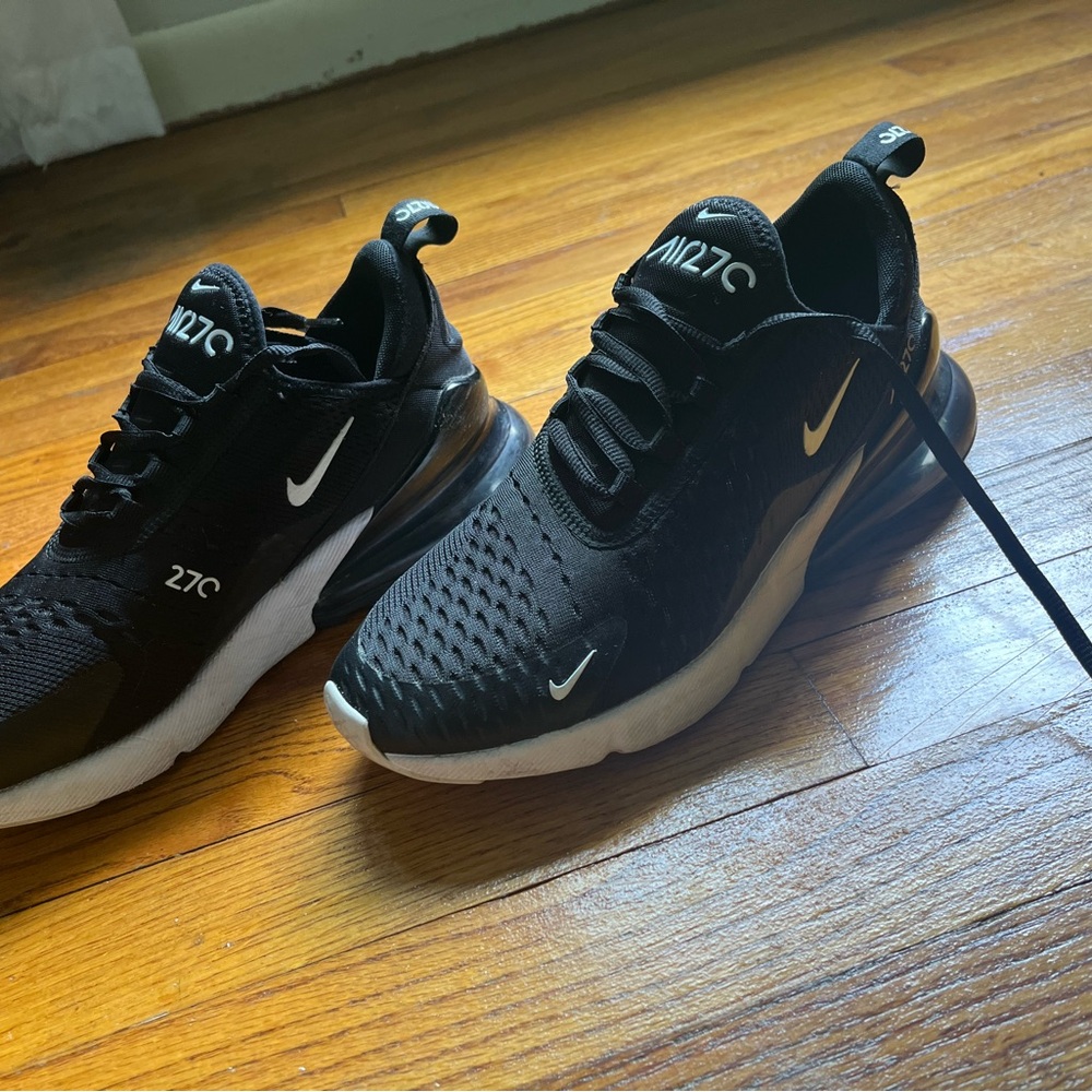 Women’s black Nike air max 270 sneakers